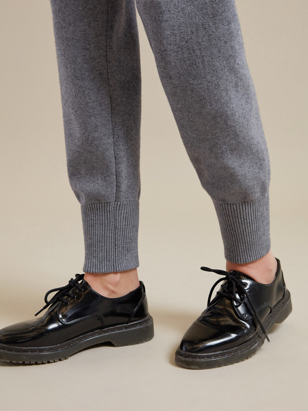 Трикотажные брюки с накладными карманами - фото 5