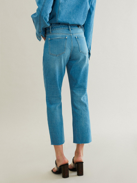 Укороченные джинсы со срезанным краем - фото 4
