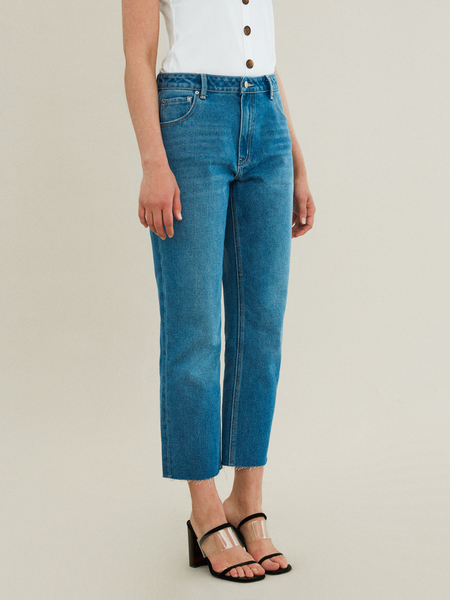 Укороченные джинсы со срезанным краем - фото 2