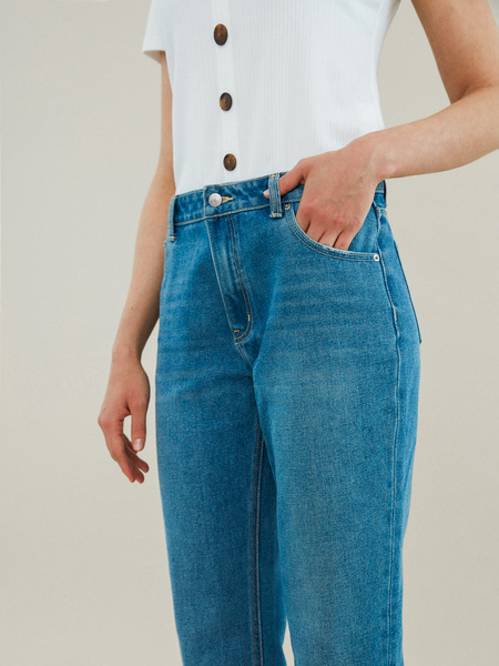 Укороченные джинсы со срезанным краем - фото 3