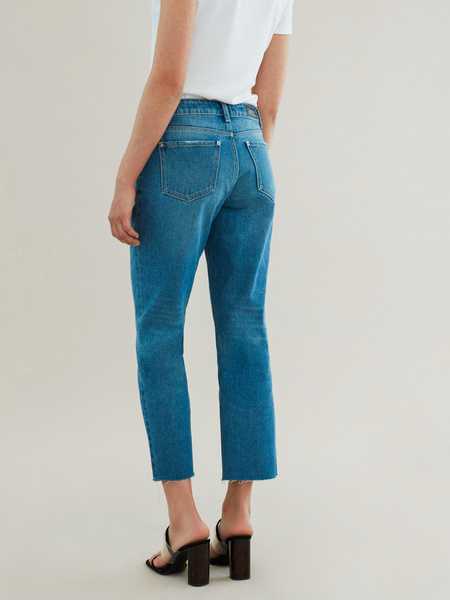 Укороченные джинсы со срезанным краем - фото 4
