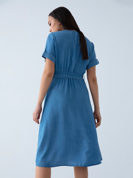 Джинсовое платье на поясе - фото 3
