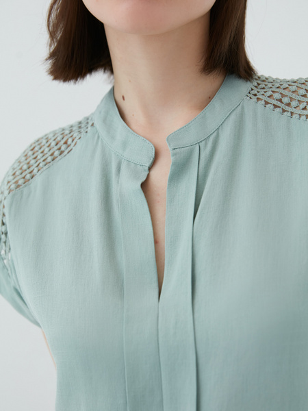 Блузка с ажурной вставкой - фото 6
