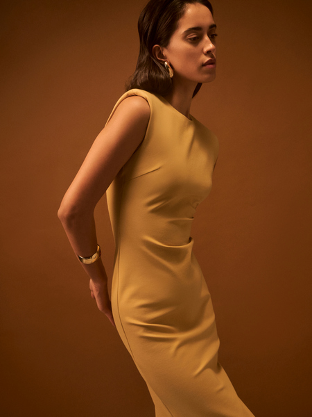 Трикотажное миди платье с драпировкой Zarina 4225598546-133, размер S (RU 44), цвет светло-жёлтый Трикотажное миди платье с драпировкой, 4225598546 - фото 1