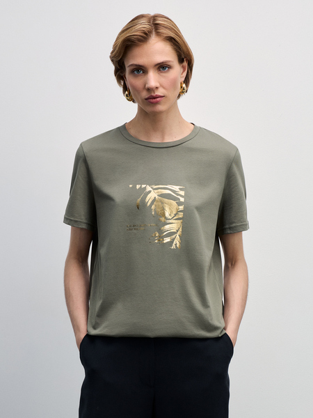 Базовая футболка из хлопка с принтом Zarina 4327510410-13, размер S (RU 44), цвет хаки/оливковый Базовая футболка из хлопка с принтом, 4327510410 - фото 1