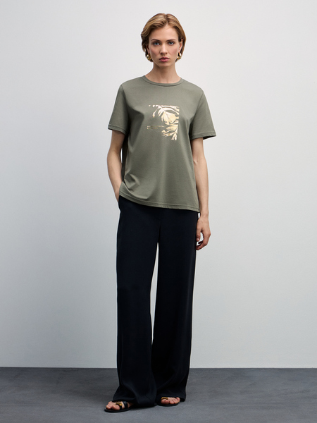 Базовая футболка из хлопка с принтом Zarina 4327510410-13, размер S (RU 44), цвет хаки/оливковый Базовая футболка из хлопка с принтом, 4327510410 - фото 2