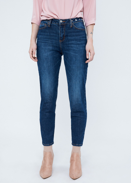 Укороченные джинсы с заклепками - фото 1
