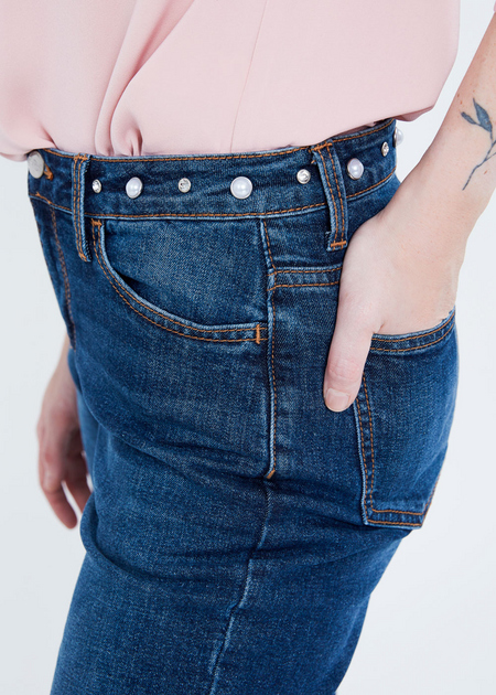 Укороченные джинсы с заклепками - фото 2