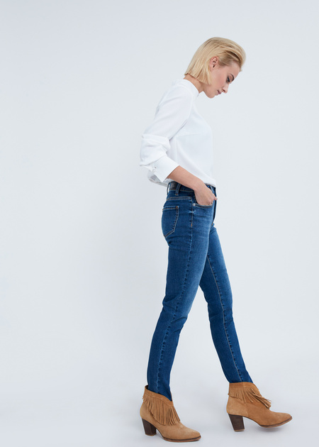 Зауженные джинсы с эффектом потертости - фото 1