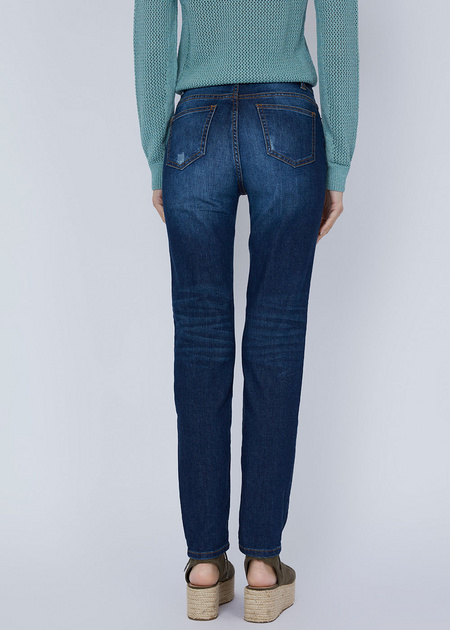 Зауженные джинсы с эффектом потертости - фото 4