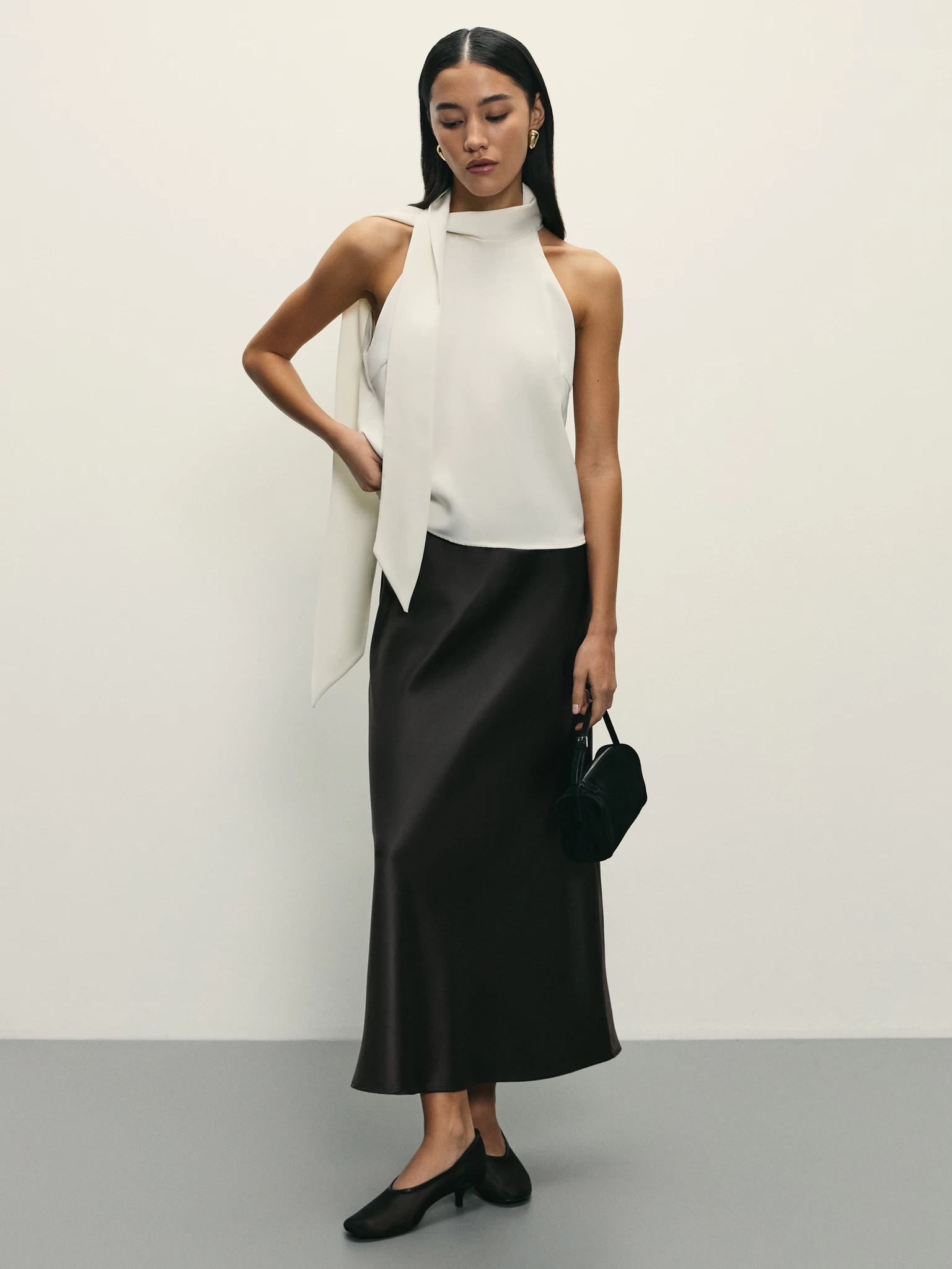 Orqadan kelib yubkasini kotarib sikdi.