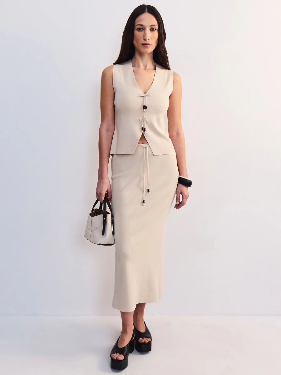 Вязаный жилет с завязками