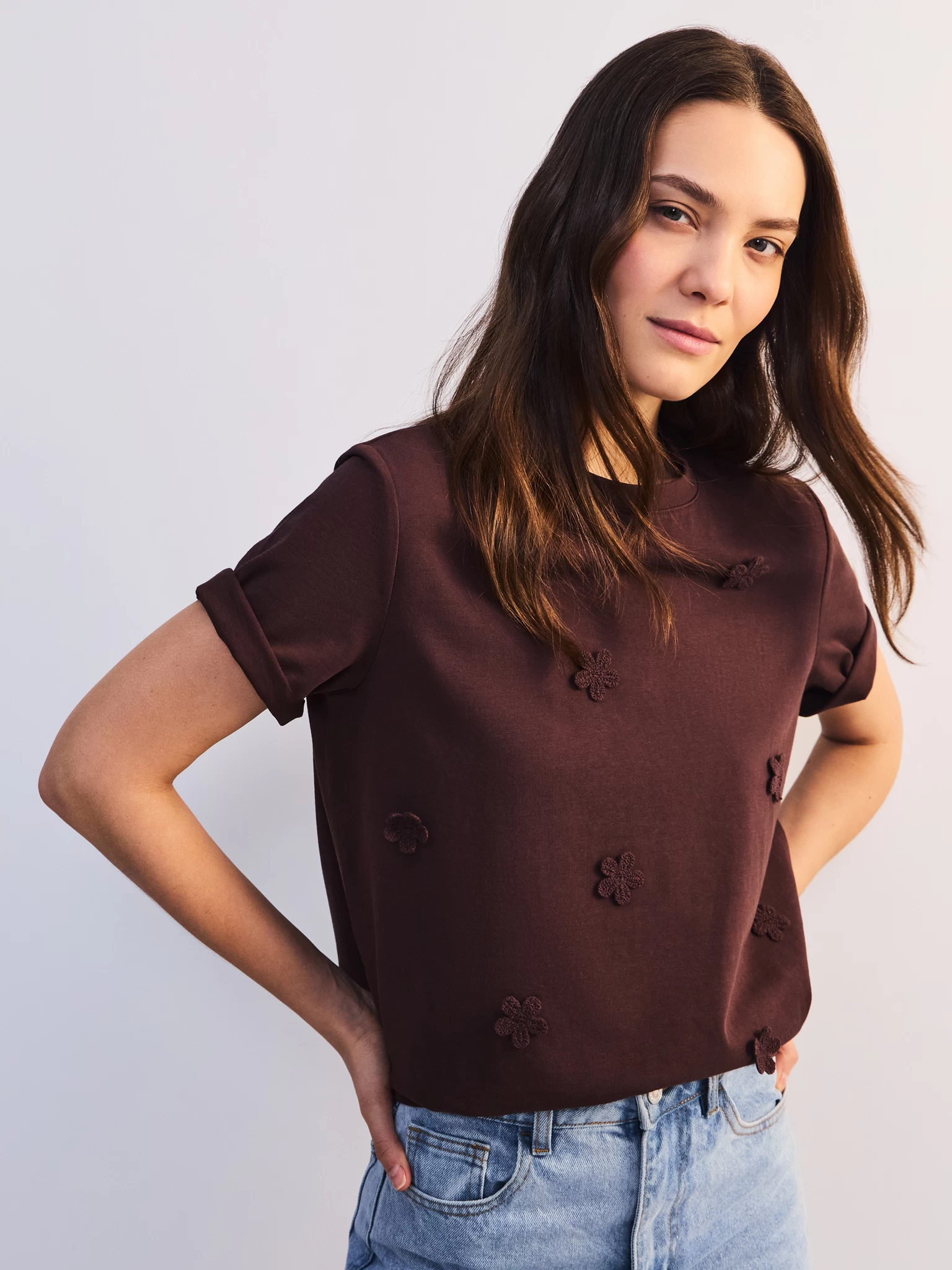 あ  EtrariumProtopiaScarfRelaxShirt Прямая футболка с объемными цветками ZR2605023428-27 - купить в